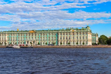 Kış Sarayı (Hermitage Müzesi) ve Rusya 'nın St. Petersburg kentindeki Neva Nehri manzarası