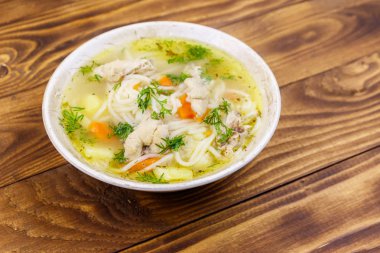 Tahta masada erişte ve sebze ile tavuk çorbası