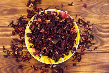 Ahşap masada kurutulmuş ebegümeci (karcade, Roselle)