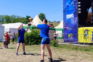 Genç sporcular etno-rock festivali Kozak Fest'te halterli egzersizler yaptı