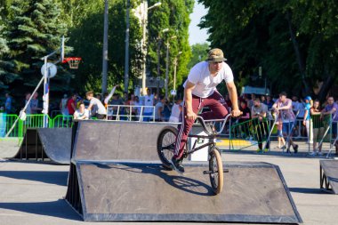 Kask içinde skatepark rekabet içinde aşırı Bmx sürücüsü