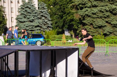 Kaykaycı kaykay parkında bir numara yapıyor.