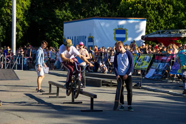 Extreme Bmx rijder in de helm in skatepark op competitie — Stockfoto