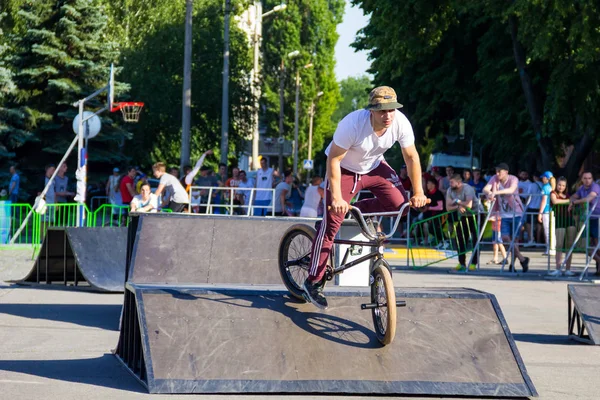 Extreme BMX piloto no capacete no skatepark na competição — Fotografia de Stock