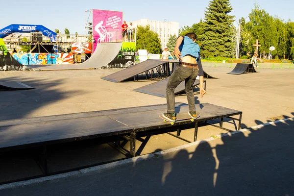 Skateboarder doet een truc in een skatepark — Stockfoto