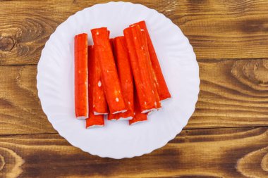 Ahşap masaüzerinde yengeç sopaları