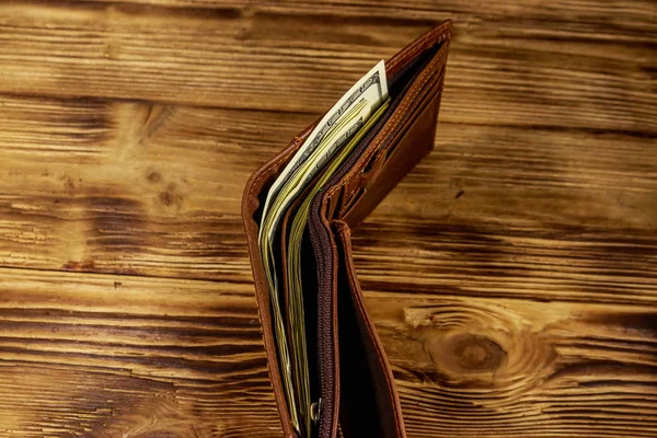 Megnyílt pénztárca amerikai dollárt a fából készült asztal. Felülnézet — Stock Fotó