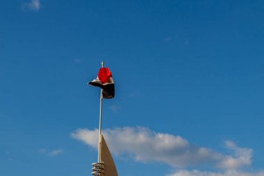 Mavi gökyüzü arka plan üzerinde Mısır bayrağı