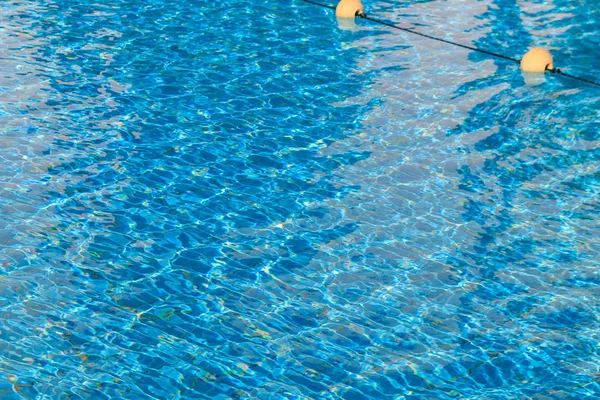 Текстура воды в бассейне на заднем плане. Поверхность голубого бассейна — стоковое фото