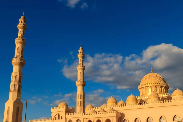 Façade de la mosquée El Mina Masjid à Hurghada, Égypte — Photo