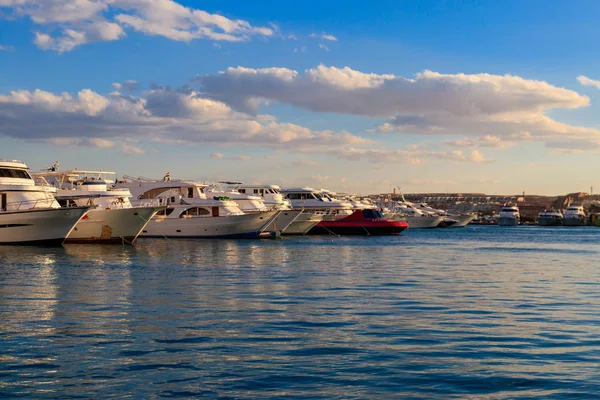 Iates brancos no porto marítimo de Hurghada, Egito. Porto com barcos turísticos no Mar Vermelho — Fotografia de Stock