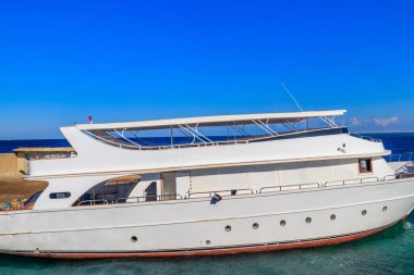 Hurghada, Mısır 'daki rıhtıma demirlemiş beyaz bir yat.