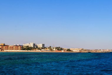 Hurghada, Mısır 'da evleri ve otelleri olan güzel bir kıyı manzarası. Kızıl Deniz 'den Görünüm