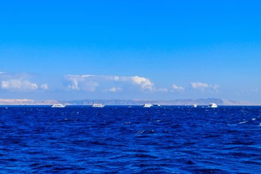 Ufuktaki Kızıl Deniz ve Mısır 'ın Hurghada yakınlarındaki beyaz yatların görüntüsü