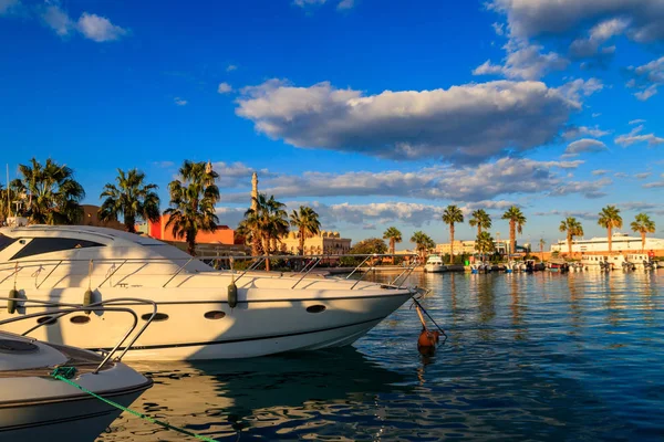 Iates brancos no porto marítimo de Hurghada, Egito. Porto com barcos turísticos no Mar Vermelho — Fotografia de Stock