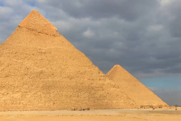 이집트 카이로 외곽에 있는 기자 고원에 있는 기즈아 피라미드 단지 — 스톡 사진