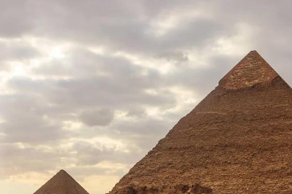 Piramidecomplex van Gizeh op het plateau van Gizeh, aan de rand van Caïro, Egypte — Stockfoto