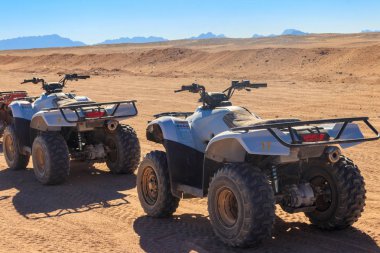 Mısır 'daki Arap çölünde safari gezileri için ATV motorsikletleri.