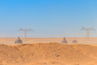 Atv sürüş Mısır çöl üzerinden Safari gezisi. Hurghada yakınlarındaki çölde dört bisiklet safari, Mısır