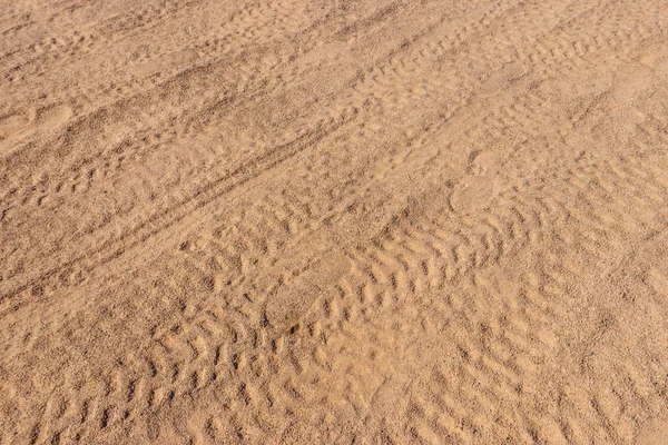 Faixas de pneus na areia no deserto — Fotografia de Stock