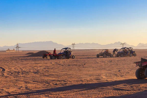 Safari resa genom egyptisk öken körning buggy bilar — Stockfoto