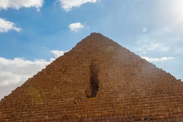 Великая Пирамида Гизы (также известная как Пирамида Хуфу или Пирамида Хеопса) является старейшей и крупнейшей из трех пирамид в комплексе пирамиды Гизы — стоковое фото