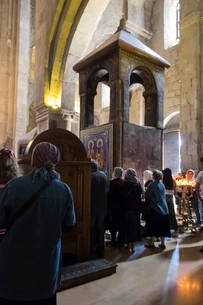 Люди моляться у соборі Светицховелі — стокове фото