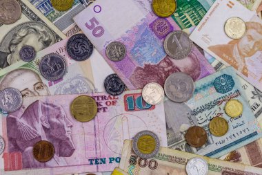 Farklı ülkelerden banknot ve madeni paraların arka planı
