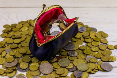 Beyaz ahşap arka planda sikke ile deri değişim çantası