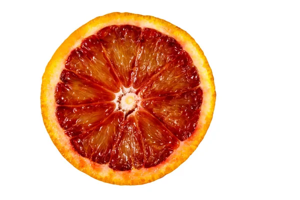 Fatia de sangue vermelho laranja fruta isolada no fundo branco — Fotografia de Stock