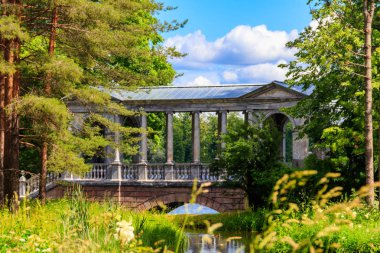 Mermer köprü veya Sibirya Mermer Galerisi, Rusya 'nın Tsarskoye Selo kentindeki Catherine Park' ta bulunan dekoratif bir Palladian köprüsü (galeri geçidi).