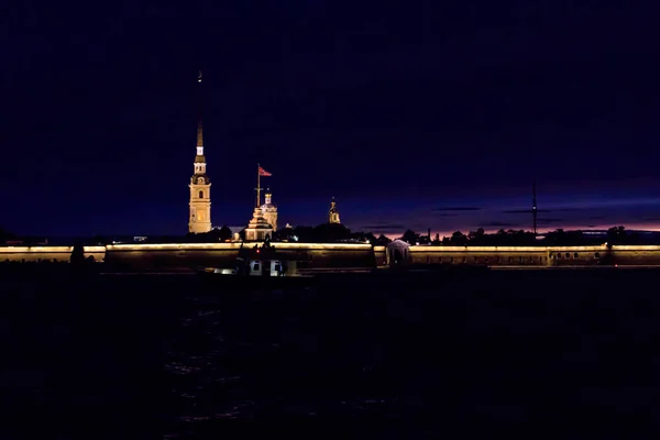 Vista noturna da fortaleza de Pedro e Paulo em São Petersburgo, Rússia — Fotografia de Stock