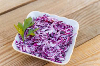 Kırmızı lahana salatası soğan ve mayonez ahşap tablo