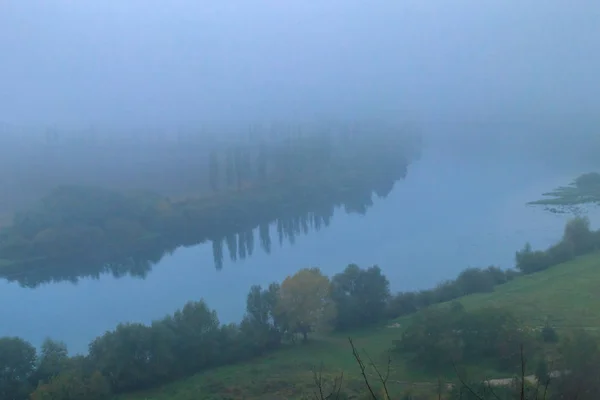 Vista del fiume Dniester coperto da una fitta nebbia mattutina in autunno — Foto Stock