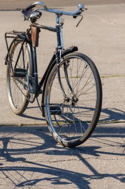 Şehir caddesinde park edilmiş retro bisiklet