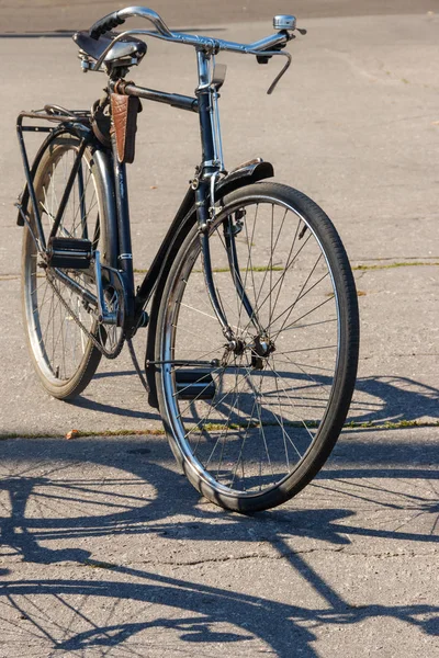 도시 거리에 주차 된 복고풍 자전거 — 스톡 사진