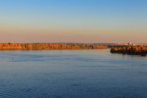 Uitzicht op de rivier de Dnjepr in de herfst — Stockfoto