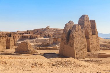 Deir el-Bahri 'deki Hatshepsut tapınağının yanındaki arkeolojik alan. Eski Mısır 'ın Mısır' daki Nil 'in Batı Şeria' sındaki kazıları (antik Teb.
