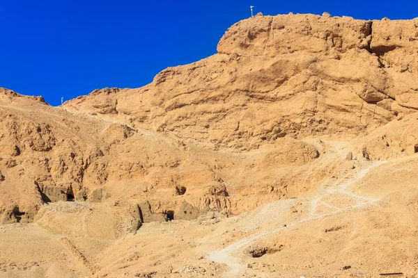 Tombs in mountains near Mortuary Temple of Hatshepsut in Luxor, Egypt — Stock Photo, Image