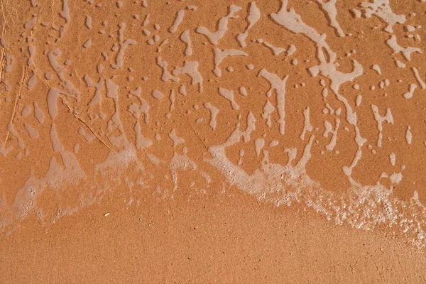 모래사장 에서의 부드러운 바 다 물결 — 스톡 사진