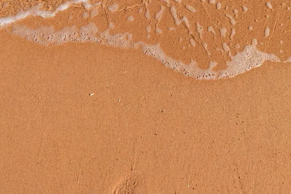 Douce vague de mer sur une plage de sable fin — Photo