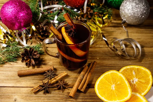 Natal mulled vinho com especiarias e decoração de Natal na mesa de madeira — Fotografia de Stock