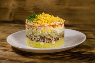 Ahşap masada geleneksel Rus salatası Mimoza
