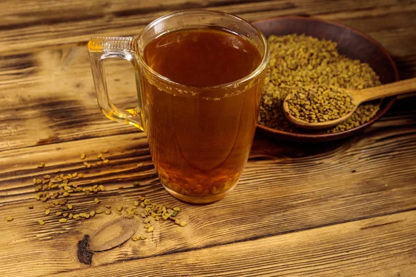 Ägyptischer Gelber Tee oder Methi Dana Drink und Bockshornkleesamen auf Holztisch — Stockfoto