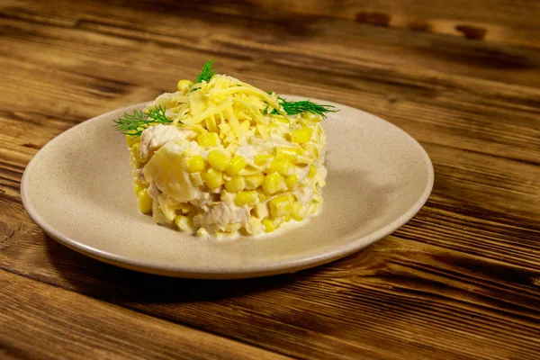 Festlig salat med kyllingbryst, sukkermais, ananas på boks, ost og majones på trebord – stockfoto