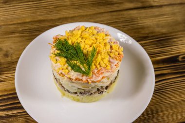 Ahşap masada geleneksel Rus salatası Mimoza