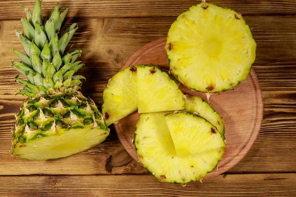 Verse ananas op houten tafel. Bovenaanzicht — Stockfoto