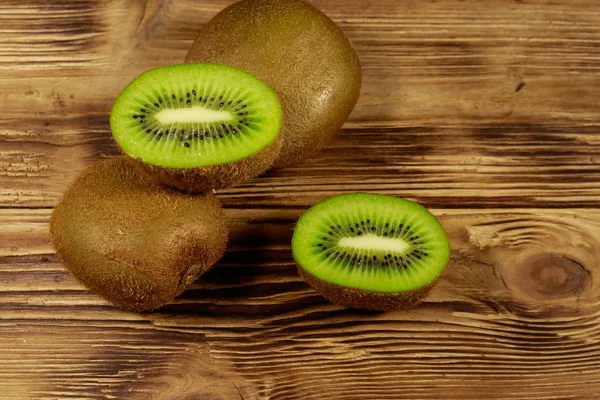 Kiwi frutas na mesa de madeira — Fotografia de Stock
