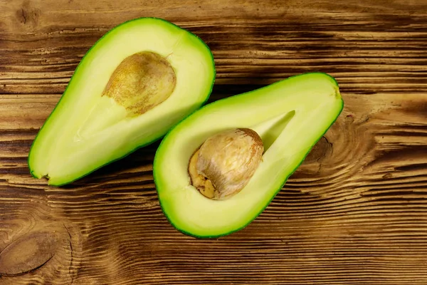 Aguacate fresco sobre mesa de madera — Foto de Stock