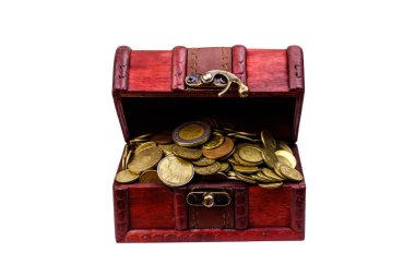 Beyaz arka planda izole edilmiş altın sikkelerle dolu eski bir hazine sandığı.